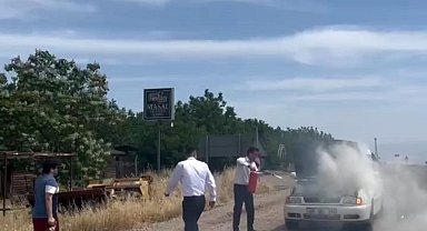 Batman'da otomobilde çıkan yangını şoförler söndürdü