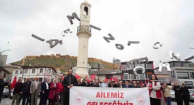 Bayburt'ta 'Ailemiz Geleceğimiz' yazılı balonlar gökyüzüne bırakıldı