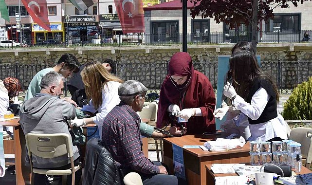Bayburt'ta 'Hipertansiyon Günü' kapsamında vatandaşların tansiyonları ölçüldü