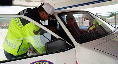 Bayburt'ta emniyet kemerinin önemi takla atan simülasyon aracıyla anlatıldı