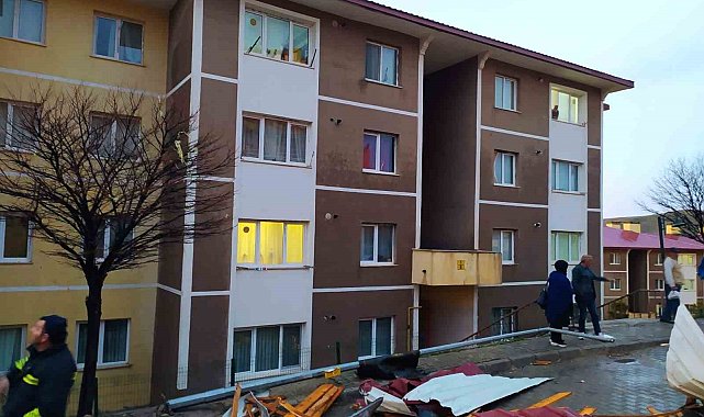Bayburt'ta kuvvetli rüzgar evlerin çatılarını uçurdu