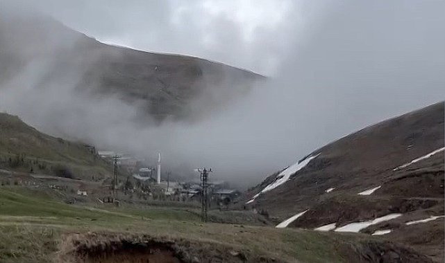 Bayburt'un 2 bin 300 rakımlı Dumlu köyü yaylasında karlar erimeye başladı