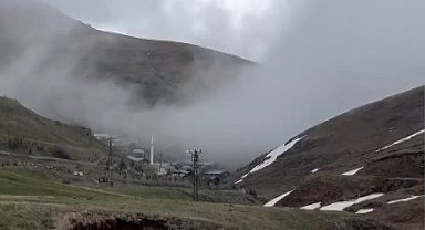 Bayburt'un 2 bin 300 rakımlı Dumlu köyü yaylasında karlar erimeye başladı