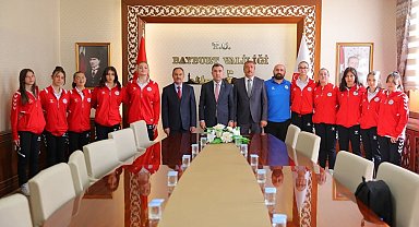 Bayburt'un voleybolcu kızları Vali Eldivan'ı ziyaret etti