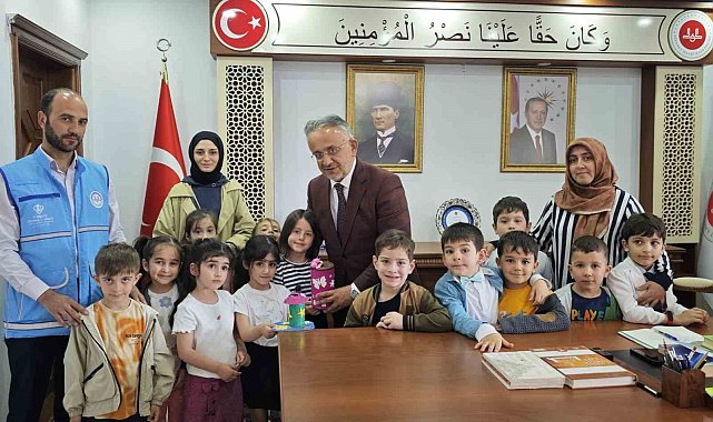 Bayburtlu minikler kumbaralarındaki parayı yetimlerle paylaştı