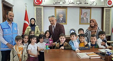 Bayburtlu minikler kumbaralarındaki parayı yetimlerle paylaştı