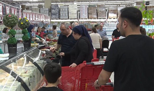 Bayram öncesi büyük indirim yapılan markete vatandaşlar akın etti