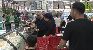 Bayram öncesi büyük indirim yapılan markete vatandaşlar akın etti