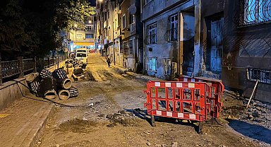 Bayrampaşa'da altyapı çalışması yapılan sokakta rögar kapağı patladı