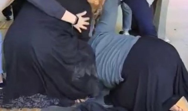Bayrampaşa'da müzisyen dilencilerin yer kavgası kamerada: Saç saça baş başa girdiler