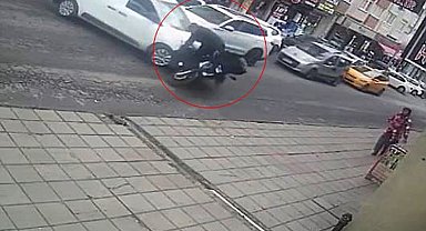 Belediye aşevinin aracı, motosikletle çarpıştı