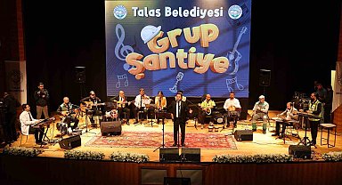 Belediye personeli 1 Mayıs'ta kulakların pasını sildi