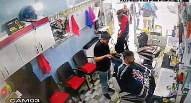 Berberde 3 dakika arayla depreme yakalandıkları anlar kamerada