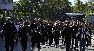 Beşiktaş taraftarı stada geldi