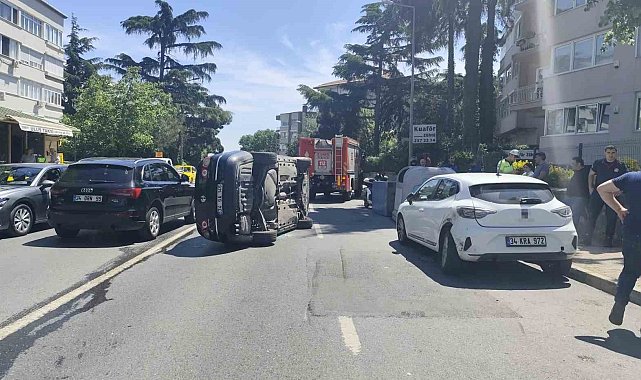 Beşiktaş'ta park halindeki araca çarpan otomobil yan yattı: 1 yaralı