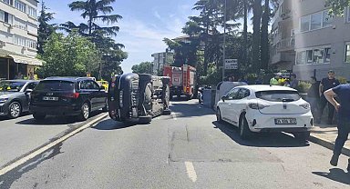 Beşiktaş'ta park halindeki araca çarpan otomobil yan yattı: 1 yaralı