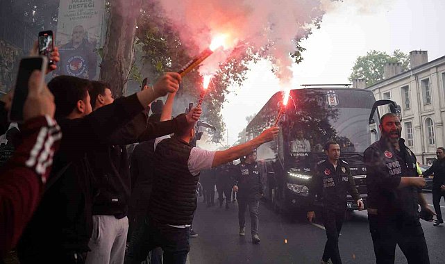 Beşiktaşlı taraftarlar, takımlarını şampiyon gibi karşıladı