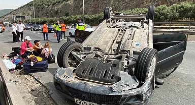 Beton bariyere çarparak takla atan araç ters döndü: 3 yaralı