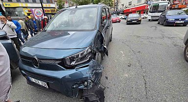 Beton mikseri ile hafif ticari araç çarpıştı