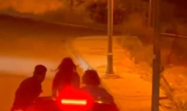 Beylikdüzü'nde araç camından sarkarak yolculuk yapan şahıslar kamerada