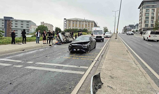 Beylikdüzü'nde kontrolden çıkan araç ters şeride daldı: 1'i ağır 4 yaralı