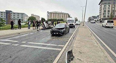 Beylikdüzü'nde kontrolden çıkan araç ters şeride daldı: 1'i ağır 4 yaralı