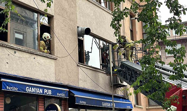 Beyoğlu'nda 6 katlı binada yangın paniği: Mahsur kalan 2 kişi kurtarıldı