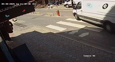 Beyoğlu'nda yolun karşısına geçmeye çalışan kadına geriye doğru manevra yapan ticari minibüs çarptı: O anlar kamerada
