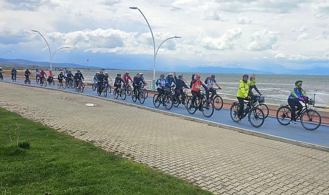 Beyşehir Gölü'nde yaşanan şiddetli kuraklığa dikkat çekmek için pedal çevirdiler