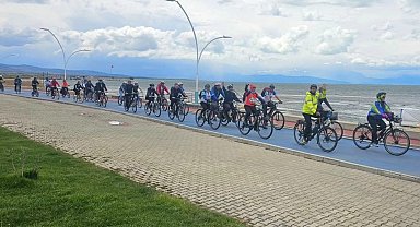 Beyşehir Gölü'nde yaşanan şiddetli kuraklığa dikkat çekmek için pedal çevirdiler