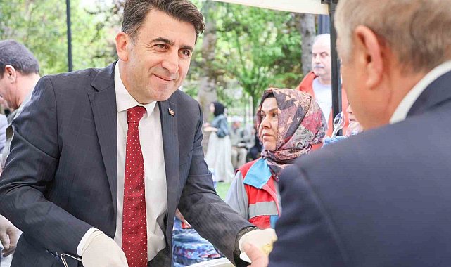 Bilecik Valisi Şefik Aygöl'den geleneksel Cuma pilavı ikramı