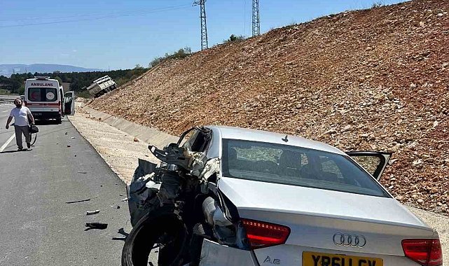Bilecik'te kamyon park halindeki otomobile çarptı, 1 yaralı