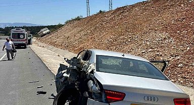 Bilecik'te kamyon park halindeki otomobile çarptı, 1 yaralı