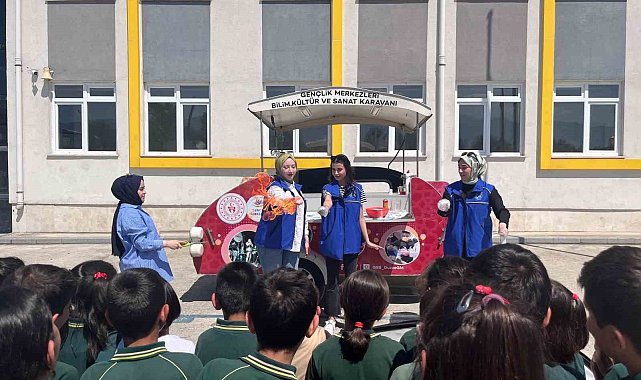 Bilim karavanında deney yaptılar
