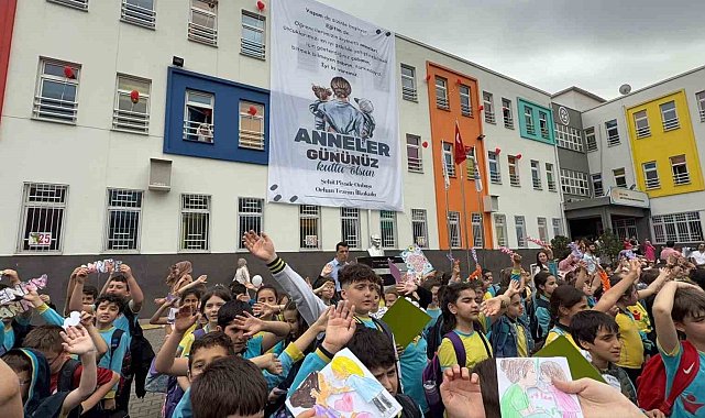Bin 100 öğrenciden anneleri ağlatan sürpriz