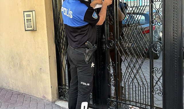 Binaların giriş kapılarına binlerce 'Hırsızlık Açık Kapı Sever' isimli etiket yapıştırıldı
