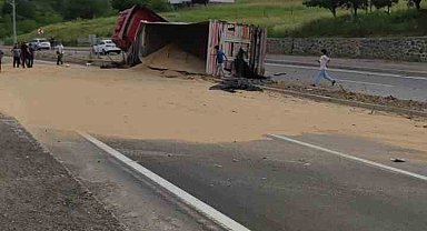 Bingöl'de buğday yüklü tır devrildi, yol trafiğe kapandı