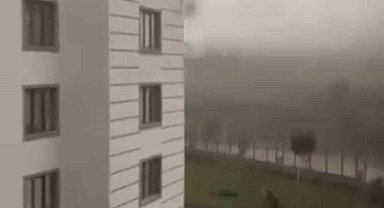 Bingöl'de fırtına etkili oldu: Çatıdan kopan parça çocuğun üzerine düştü