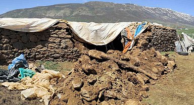 Bingöl'de fırtına ve sağanak nedeniyle ahır çöktü