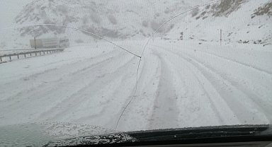 Bingöl'de mayıs ortasında kar sürprizi: Araçlar yolda kaldı