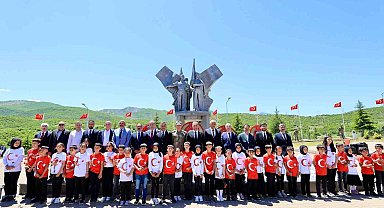 Bingöl'de PKK'lı teröristler tarafından şehit edilen 33 er anıldı