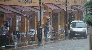 Bir anda başlayan kuvvetli yağmurla vatandaşlar zor anlar yaşadı