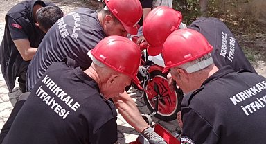 Bisiklet pedalına ayağı sıkışan çocuğu itfaiye kurtardı