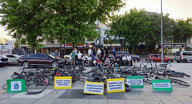 Bisikletliler, trafikte ölmemek için pankartlı eylem yaptı