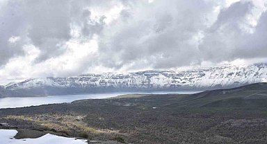 Bitlis'te yüksek kesimlere kar yağdı