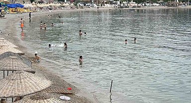 Bodrum'da havaların ısınmasıyla vatandaşlar denize akın etti