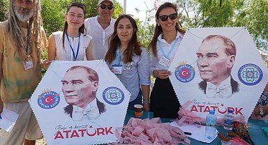Bodrum'da Atatürk uçurtmaları gökyüzünü süsledi