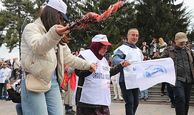 Bolu'da 1 Mayıs halaylar çekilerek kutlandı