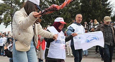 Bolu'da 1 Mayıs halaylar çekilerek kutlandı