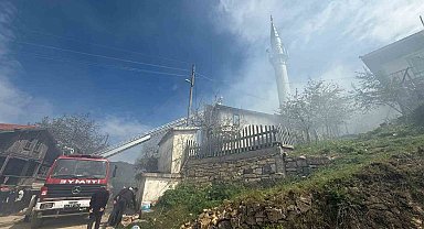 Bolu'da çıkan yangında 2 ahşap ev ve 1 cami küle döndü
